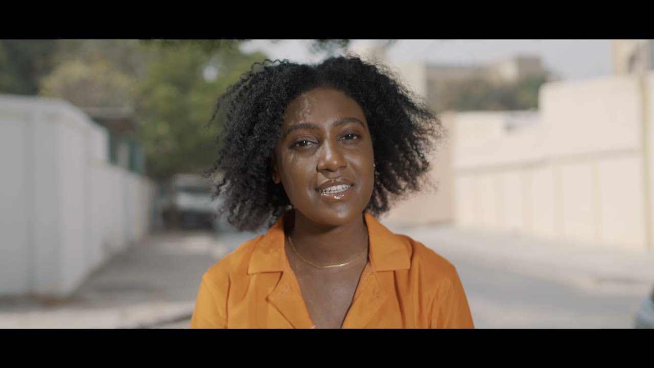 « Moo ngi fi », Amira Abed dévoile un nouveau clip (Vidéo officielle)