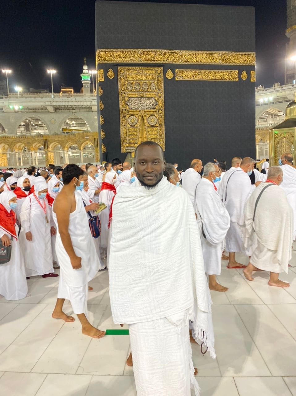 (02 photos) : A La Mecque, Oustaz Modou Fall pose derrière la Kaaba