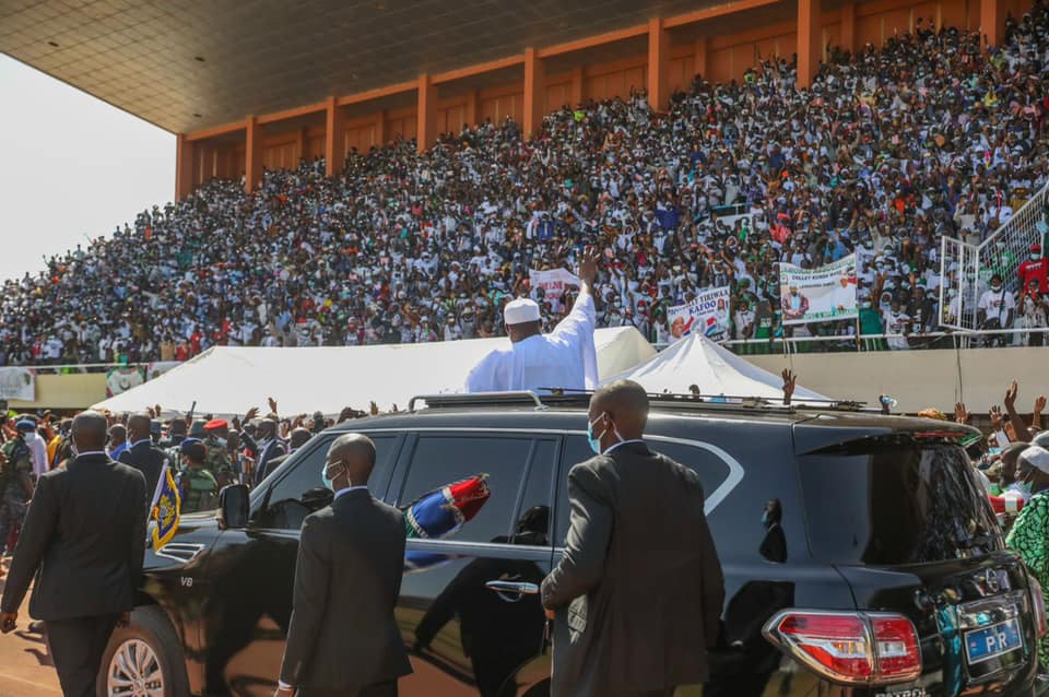 (photos) -Adama Barrow officiellement investi président de la Gambie pour un second mandat
