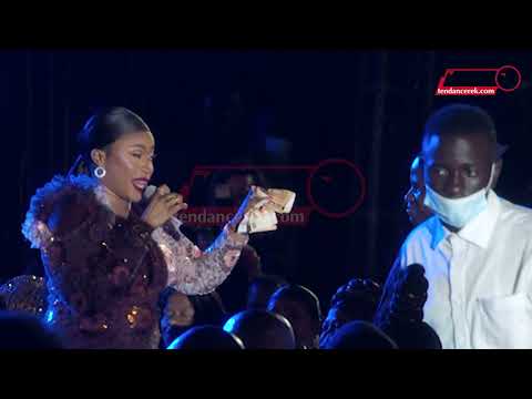 You en Gambie : Aida Samb chante son mari qui l&rsquo;arrose d&rsquo;Euros