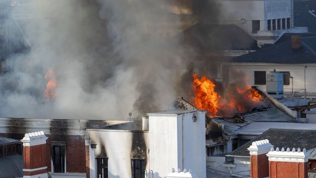 Afrique du Sud : Le bâtiment du parlement prend feu (vidéo)