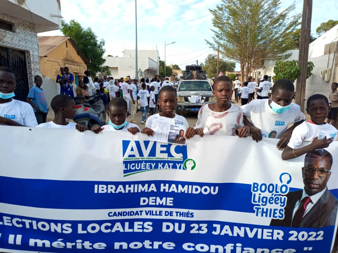 Thiès – La campagne AVEC: Le Juge Dème submergé par la foule (Vidéo +Photos)