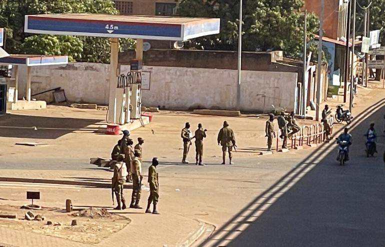 Burkina : Le gouvernement dément un coup d’Etat, après tirs nourris dans des casernes (vidéo)