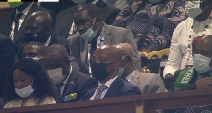 Can 2021 : Gabon-Comores : La vidéo du président de la CAF dormant en tribunes défraie le web