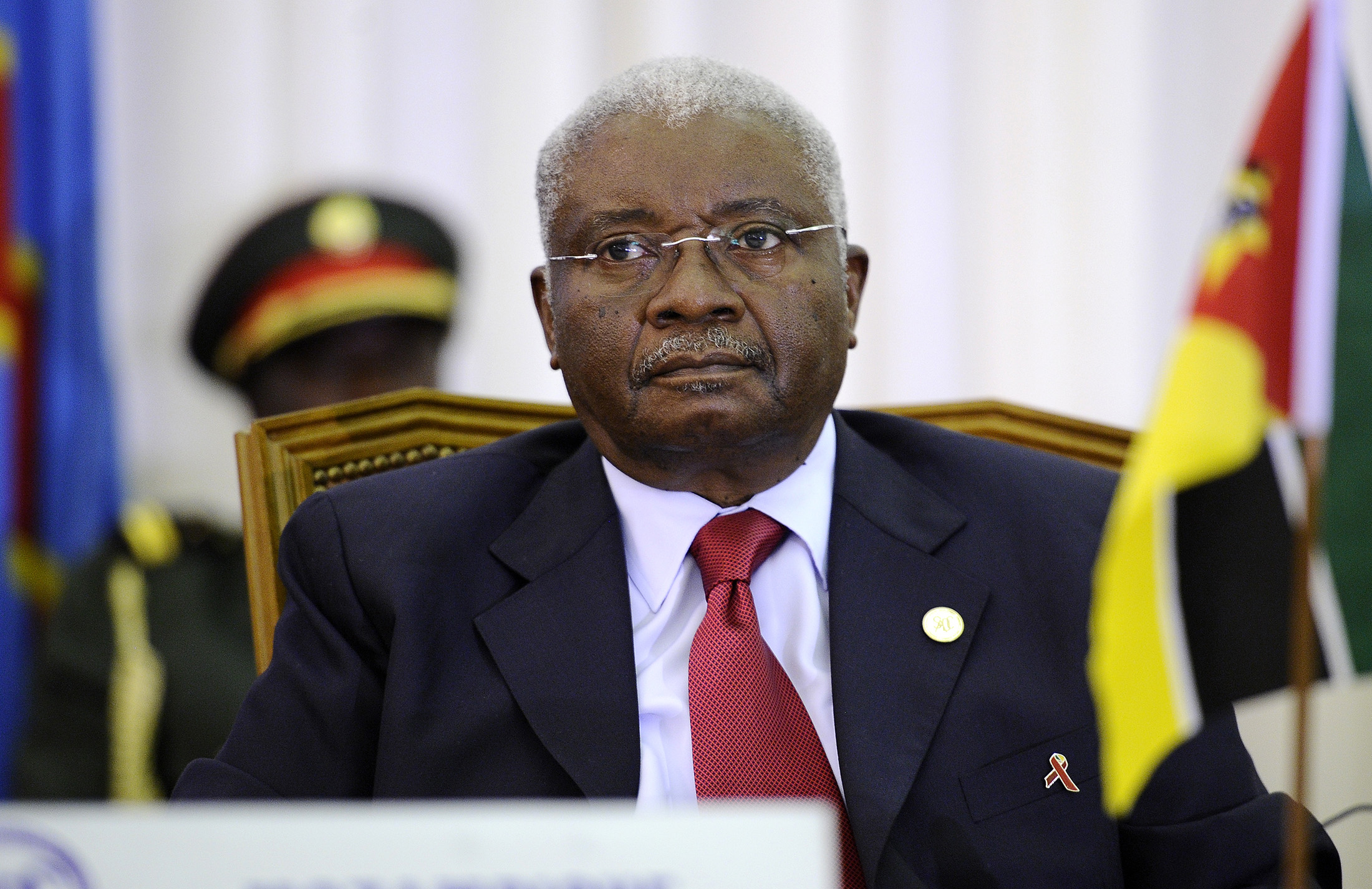 Mozambican President Armando Guebuza loo