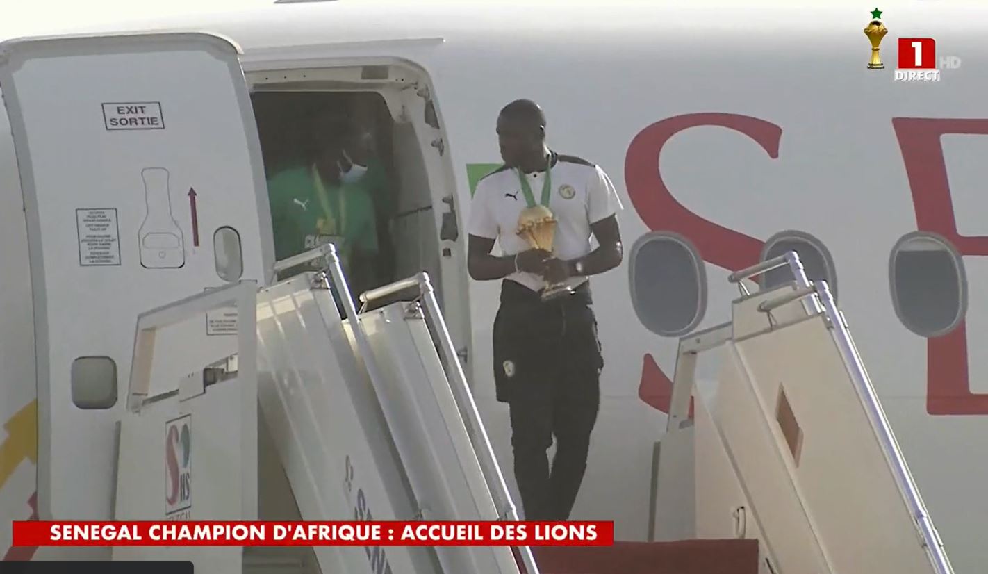Direct Aéroport de LSS : Macky Sall accueille les Champions d&rsquo;Afrique de la CAN (Vidéo)
