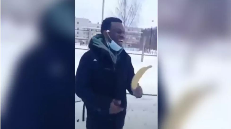 Russie : Des étudiants africains se font traiter de « singes » et distribuer des bananes (Vidéo)