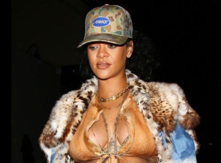 Rihanna enceinte : Nouvelle sortie remarquée, le ventre exhibé (photos)
