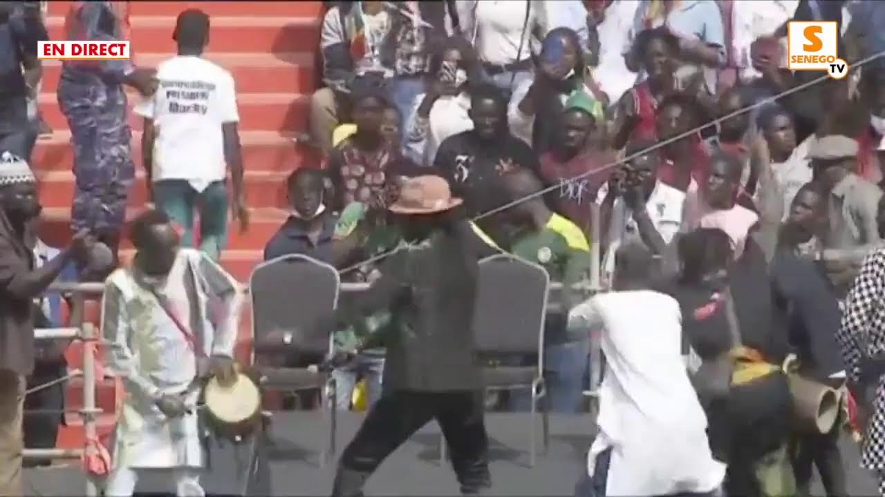 Inauguration du Stade Me Wade : Carlou D chauffe le public avec son hit