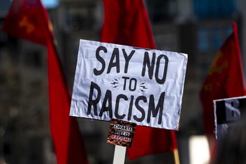 Italie – « Tais-toi, t’es un singe » : insultes racistes à un footballeur sénégalais