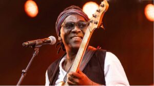 Le bassiste Richard Bona, naturalisé américain, déchire son passeport camerounais et interpelle Paul Biya