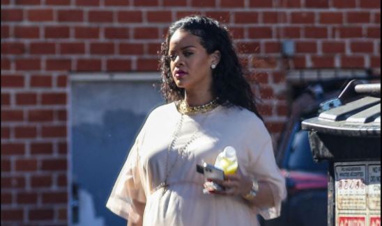 Rihanna enceinte : Craquante en robe et baskets, derniers achats avant l&rsquo;accouchement (photos)