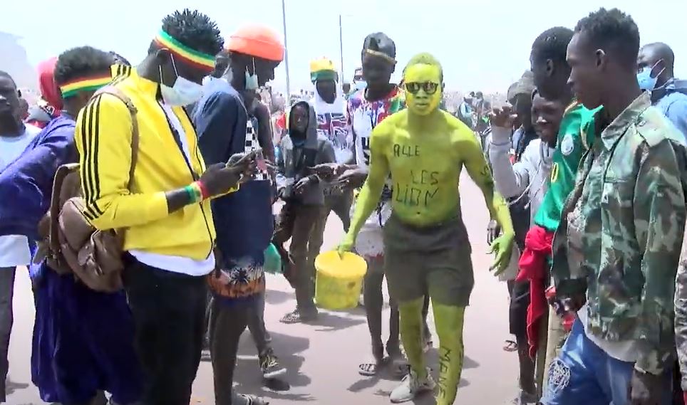 Sénégal vs Egypte: Regardez ce supporter qui était l’attraction au stade Abdoulaye Wade