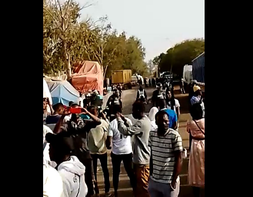 Senecor Linda : Les travailleurs empêchés de rentrer dans leur entreprise par la gendarmerie, ce lundi (Vidéo)