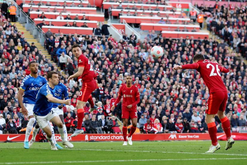 Premier League : Liverpool domine Everton et maintient le suspense dans la course au titre