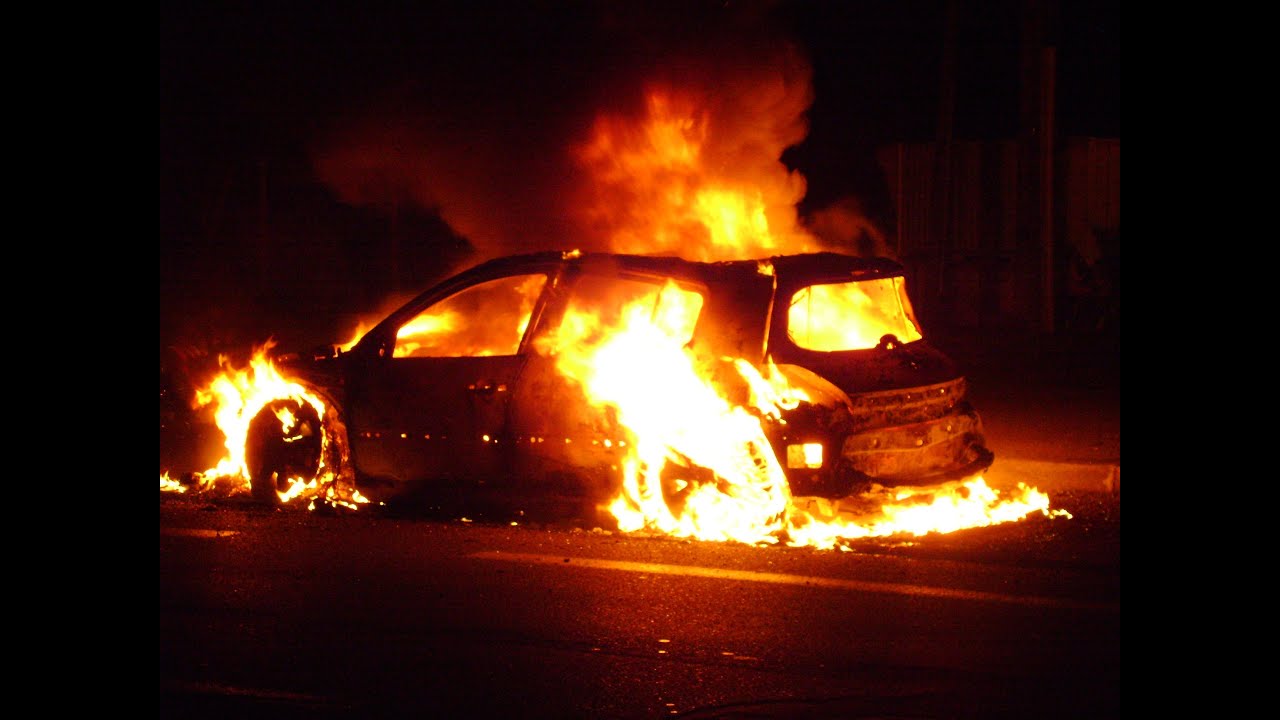 Urgent : Un véhicule prend feu sur l'autoroute à péage...