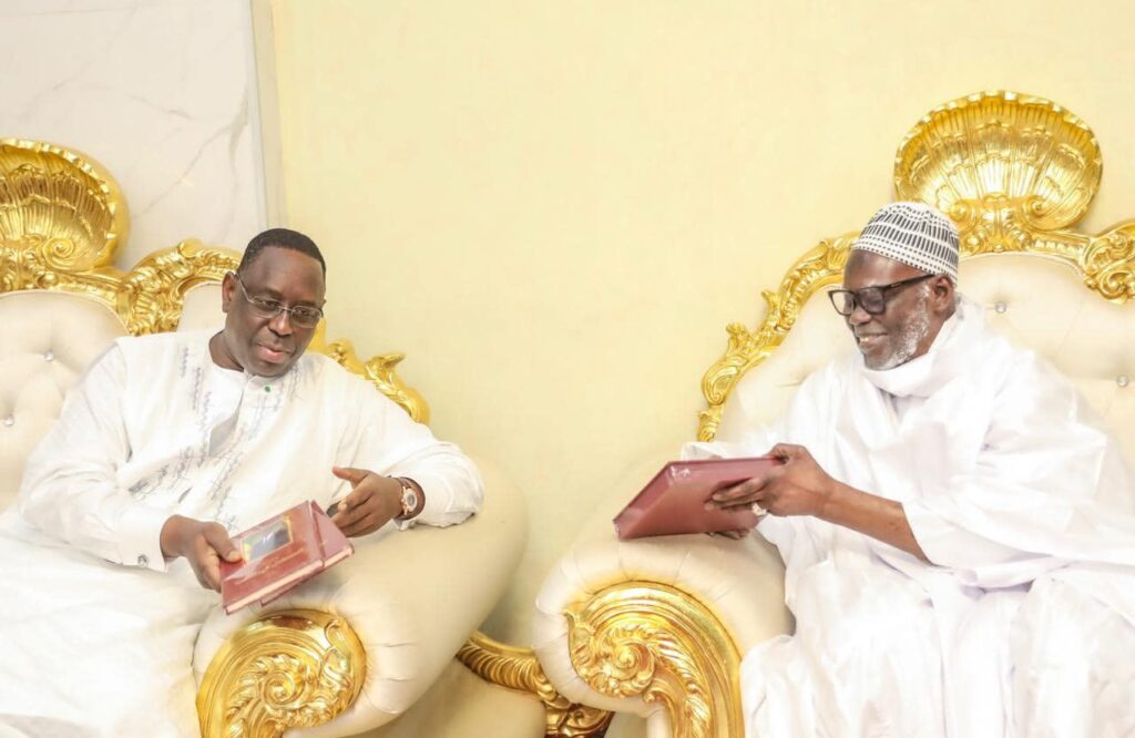 Visite privée à Touba : Les trois (3) sujets essentiels abordés par Macky Sall avec Serigne Mountakha