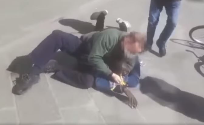 Italie : Regardez comment le vendeur sénégalais a été sauvagement brutalisé par la police de Florence (vidéo)