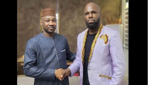 La photo a enthousiasmé les réseaux sociaux : l’activiste franco-béninois reçu par le président malien de la transition