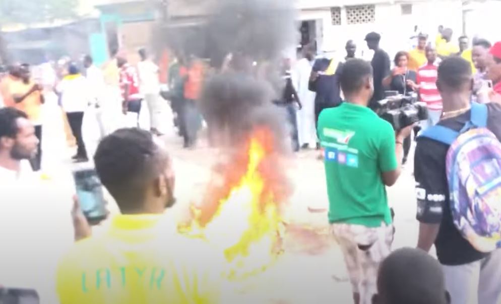 Médina : Le drapeau LGBT brûlé en soutien à Gana Gueye (vidéo)