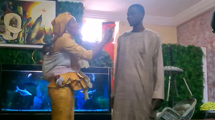 Soumboulou se défoule sur son mari, Khass : incroyable scène…vidéo