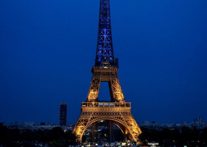 France : La Tour Eiffel illuminée aux couleurs de l’Ukraine (Vidéo)