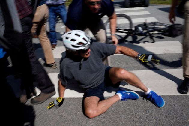 USA : Joe Biden tombe en voulant descendre de vélo