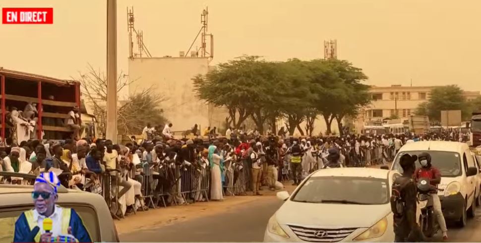 Direct Aéroport L.S.S : Accueil triomphal de Serigne Mahi Niass…(vidéo)