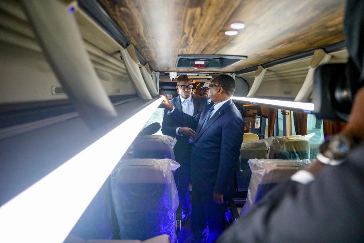 DDD : Macky Sall réceptionne 33 bus pour le transport interurbain