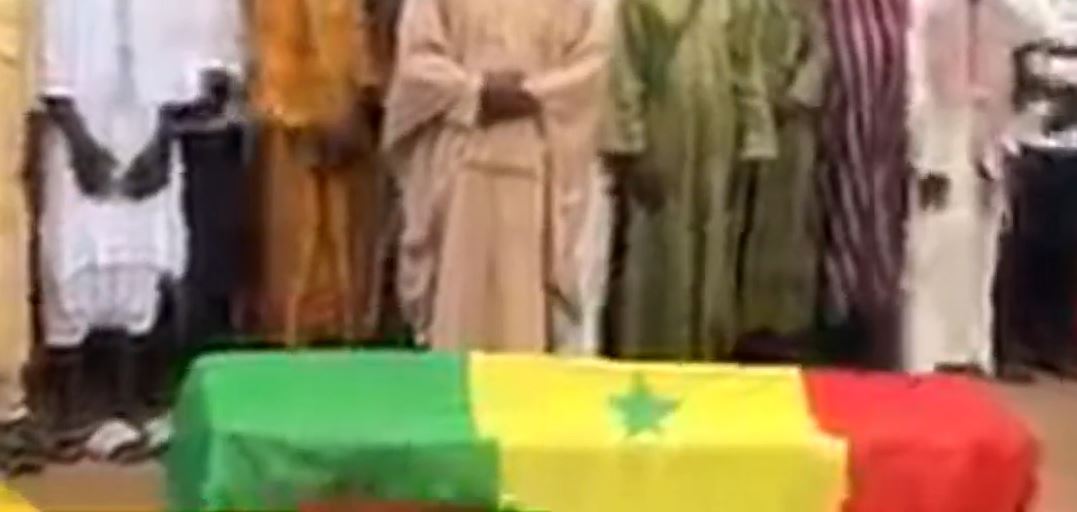 Vidéo – Ziguinchor : Idrissa Goudiaby inhumé en présence de Sonko, Khalifa Sall, Déthié Fall… Regardez