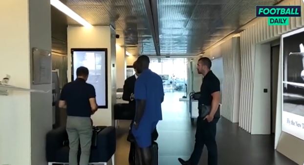 Chelsea : Kalidou Koulibaly est arrivé à Londres pour passer sa visite médicale (vidéo)