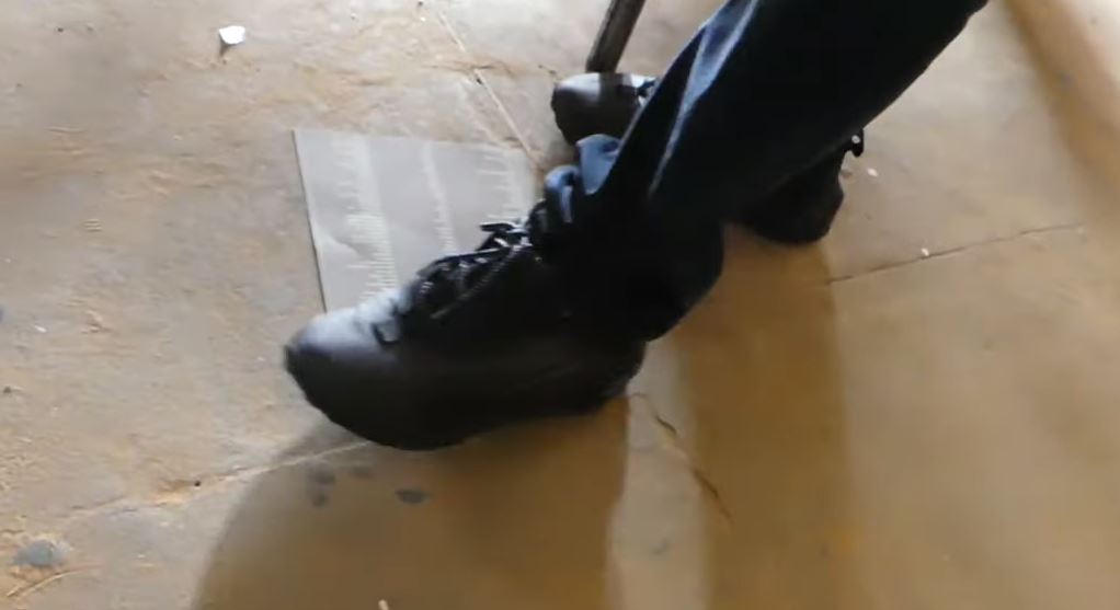 Guédiawaye : Malick Gackou piétine le bulletin de Benno avant de voter (Vidéo)