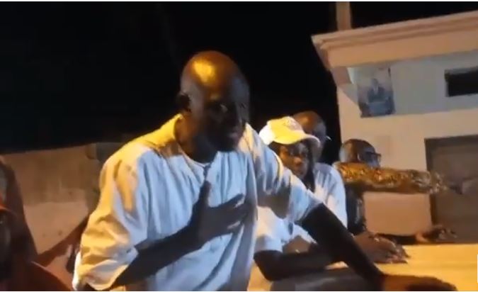 En quête de voix à Saint-Louis, Mansour Faye accepte d’être malmené par les jeunes. Où est Babacar Fall ? Regardez !