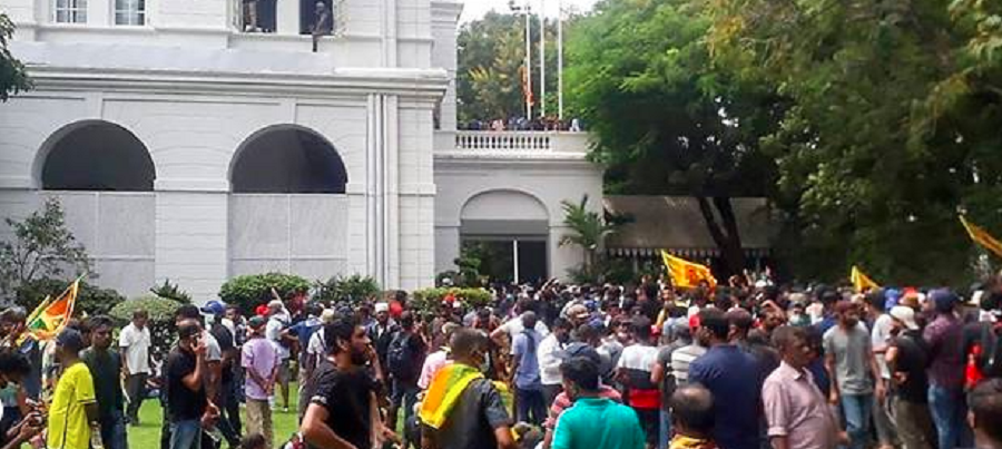 Le président du Sri Lanka en fuite, sa résidence envahie par des manifestants