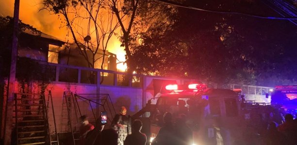 Sri Lanka : la résidence privée du Premier ministre envahie et incendiée par des manifestants
