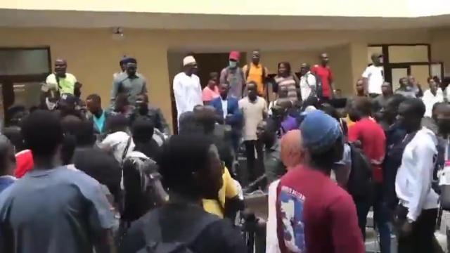 Siège APR :  Une violence éclate, la presse encore menacée (vidéo)