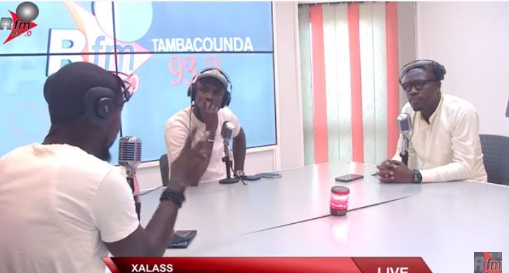 Ce reportage de la Rts qui irrite les Dakarois / Abba et Passe-Partout : « Souffi sén micro bi nécone ko feullé lakay…»