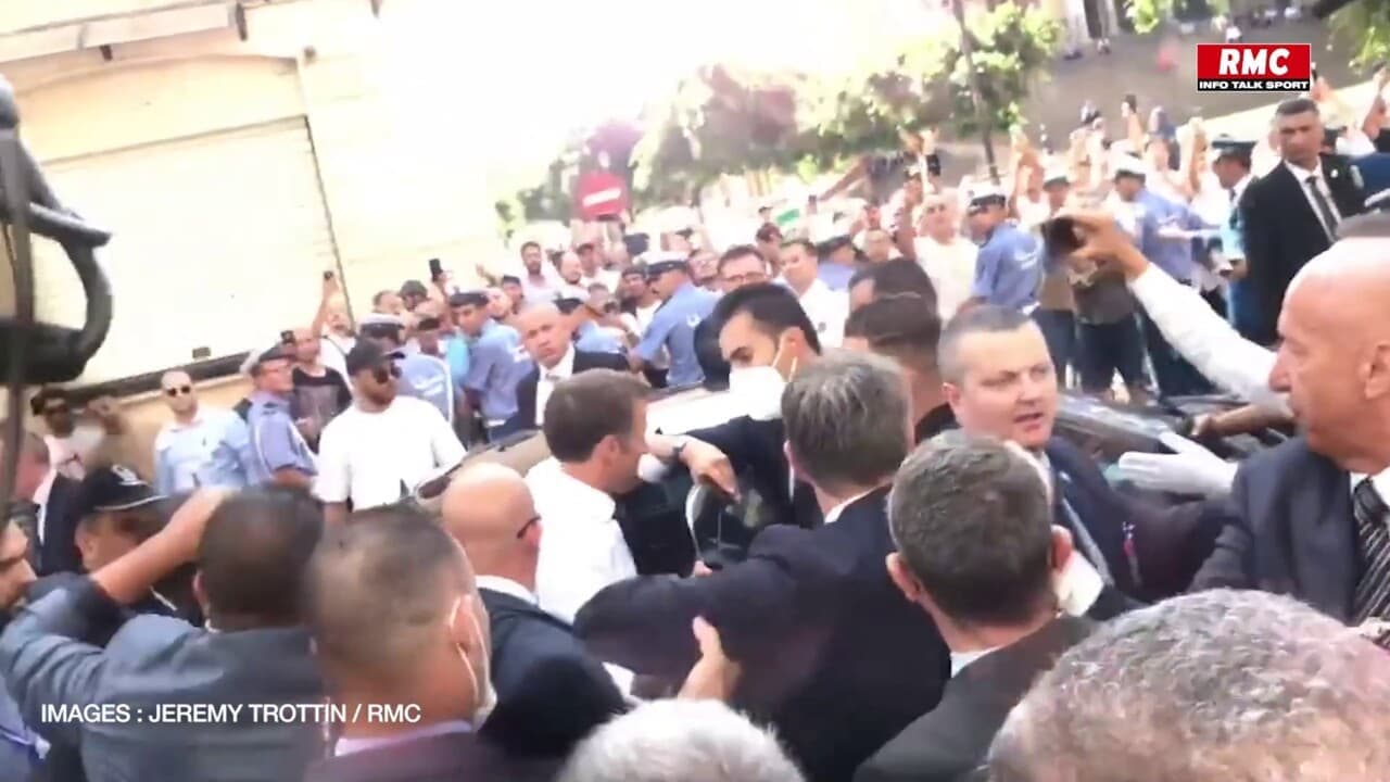 Algérie : Victime d’insultes, Macron écourte son bain de foule devant l’agitation…vidéo
