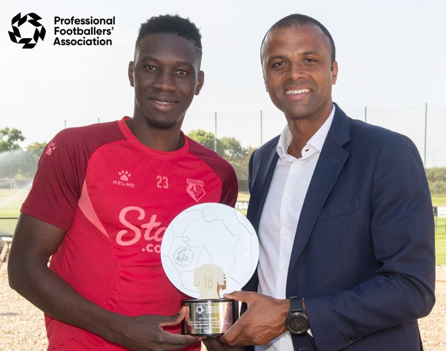 Angleterre: Champion d’Afrique, Ismaila Sarr a reçu un trophée de la PFA
