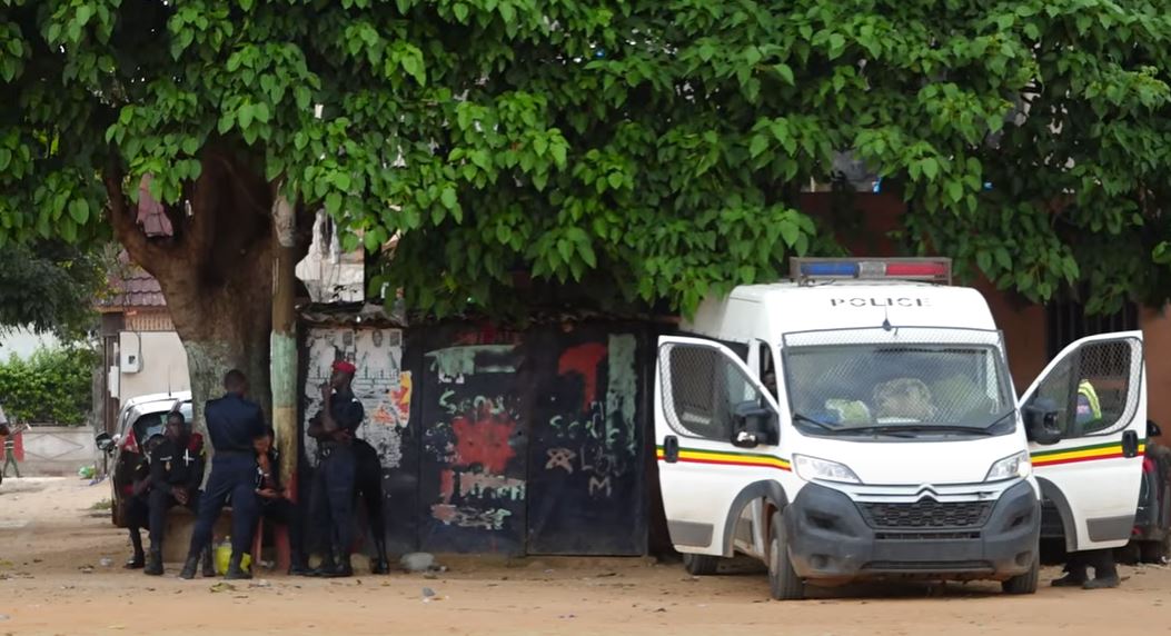 Règlement de compte à Liberté 5: Un mort, 18 voitures, des balcons de maisons, des boutiques saccagés