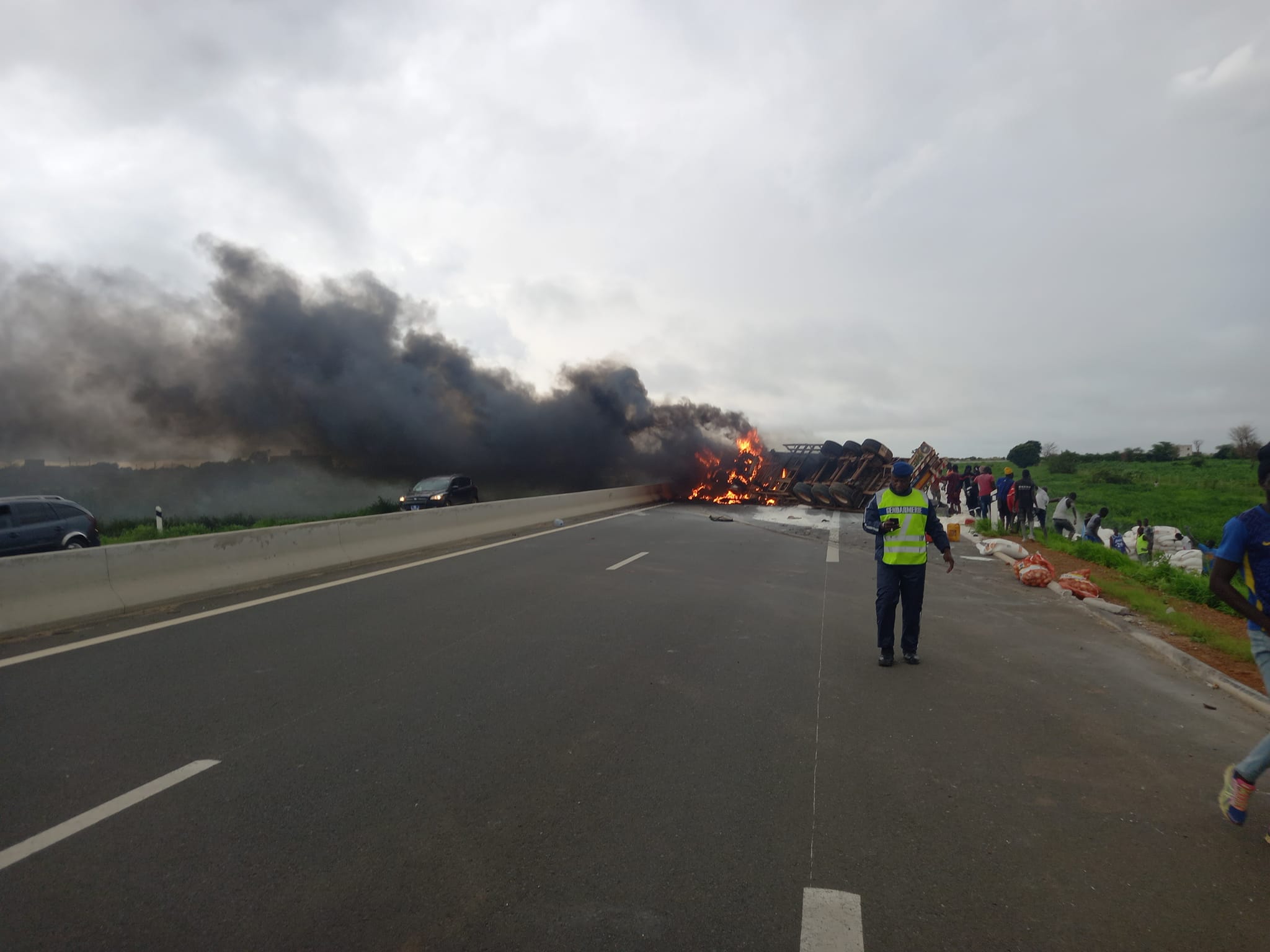 Péage Ila Touba: Un camion transportant de la farine se renverse et prend feu