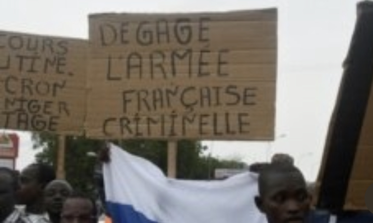 Niger des centaines de manifestants exigent le départ des forces