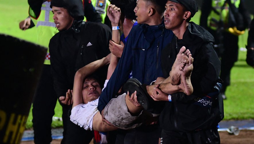 Indonésie : Un match de football vire au drame faisant au moins 174 morts