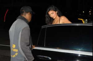 Kylie Jenner ultra sexy en mini-robe pour un dîner en amoureux(photos)