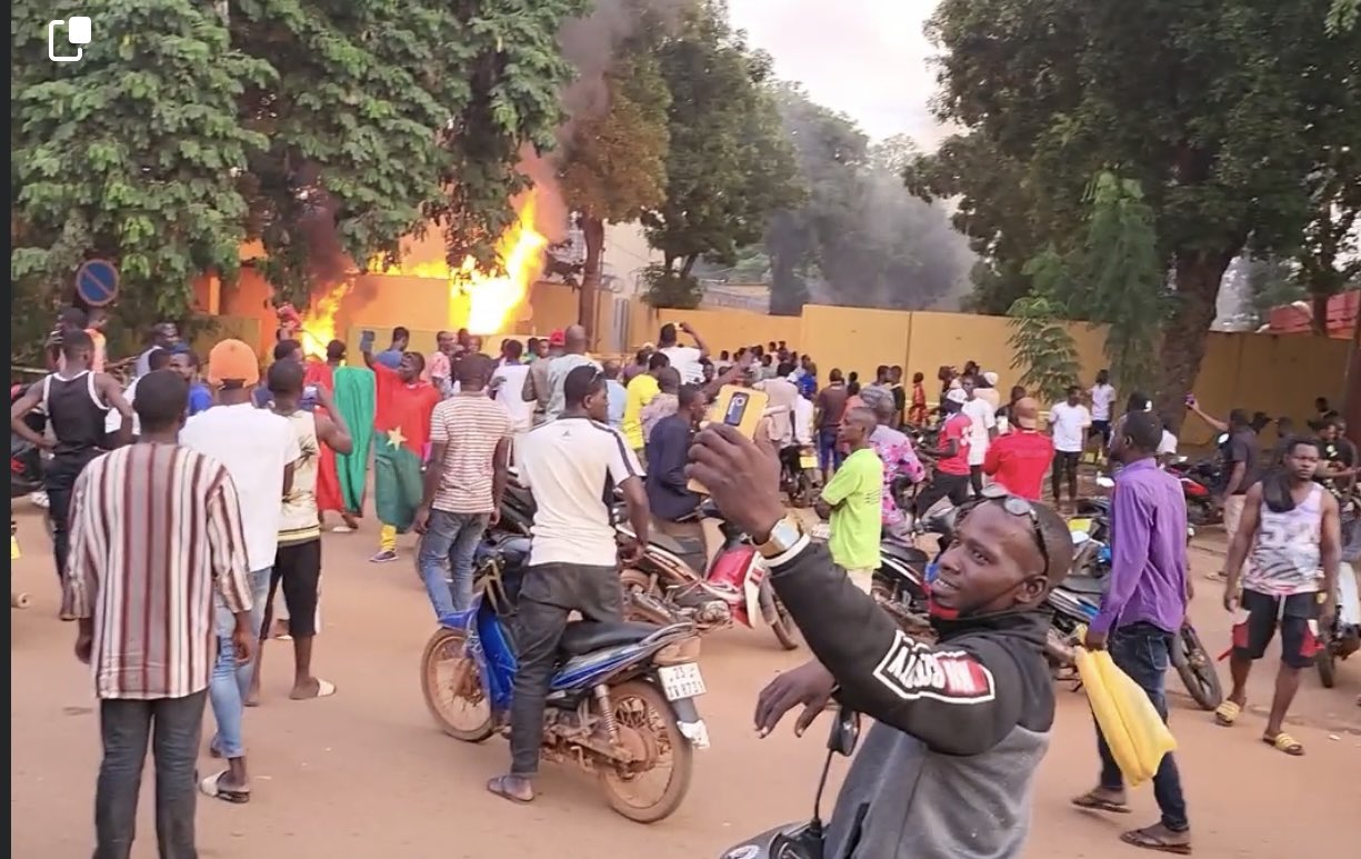 Coup d’État au Burkina : L’ambassade de France à Ouagadougou attaquée et incendiée (Vidéo)