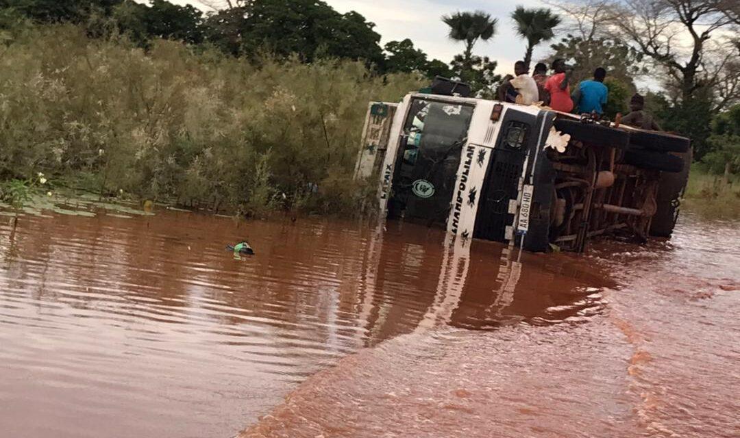 Croisement Keur Martin : Un car Ndiaga Ndiaye se renverse à cause du mauvais état de la route