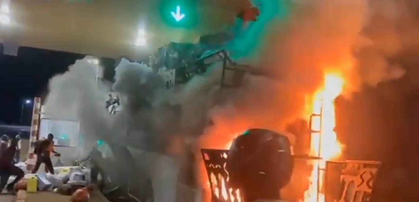 Autoroute à péage : Un Bus prend feu et brûle les guichets (Vidéo)