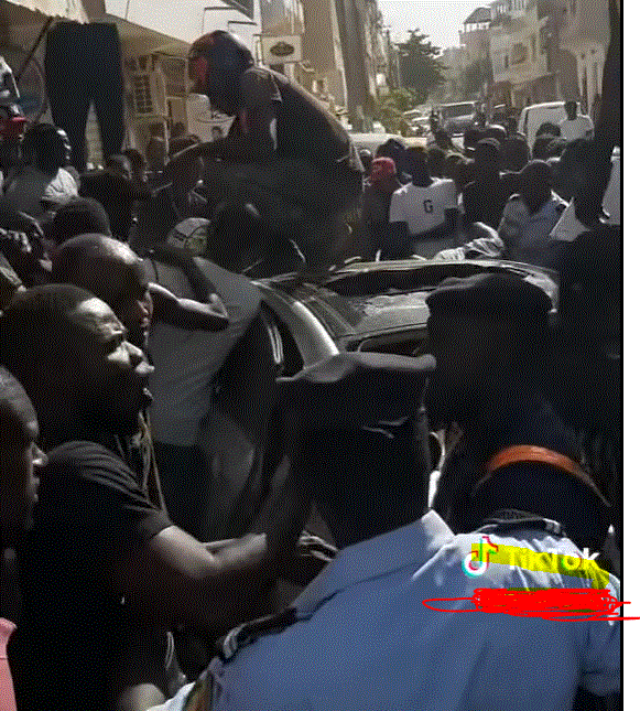 Dakar : Course-poursuite entre un cambrioleur, la police et la population en plein jour (Vidéos)