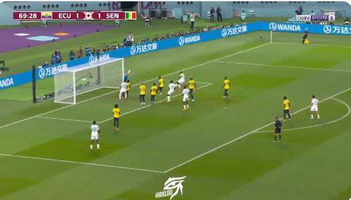 Koulibaly en renard des surface catapulte le ballon au fond des filets. Regardez