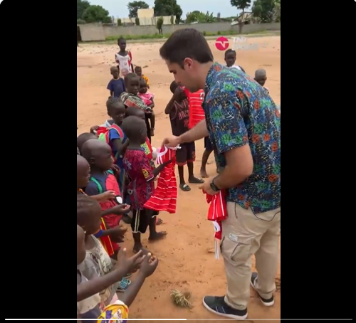 Un journaliste de TNT Sports offre des maillots du Bayern dédicacés par Sadio Mané aux enfants de Bambali